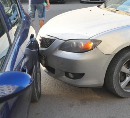 Două autoturisme au intrat în coliziune pe Lăpuşneanu